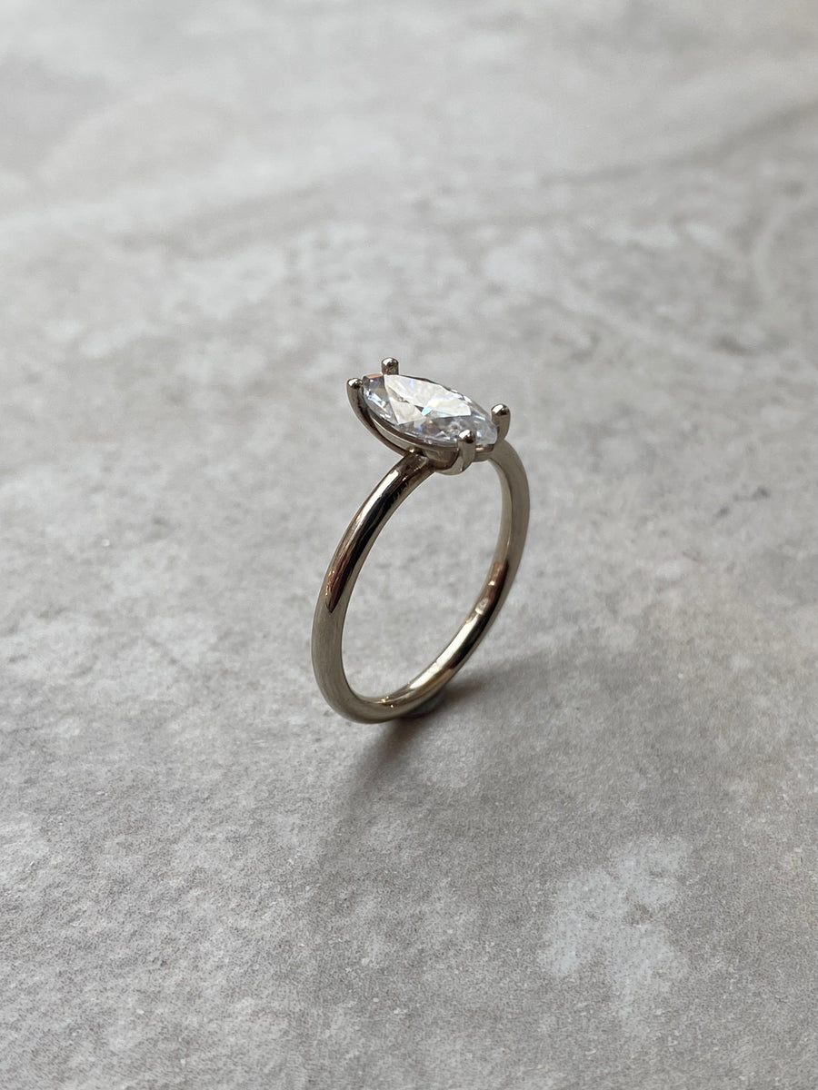 Navett Moissanite eljegyzési gyűrű